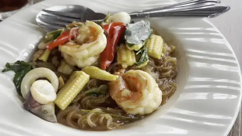 Glass noodles with prawns, squid, baby corn and red chilli