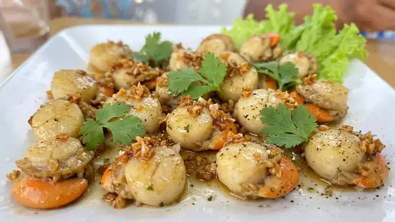 Scallops with crispy garlic and coriander