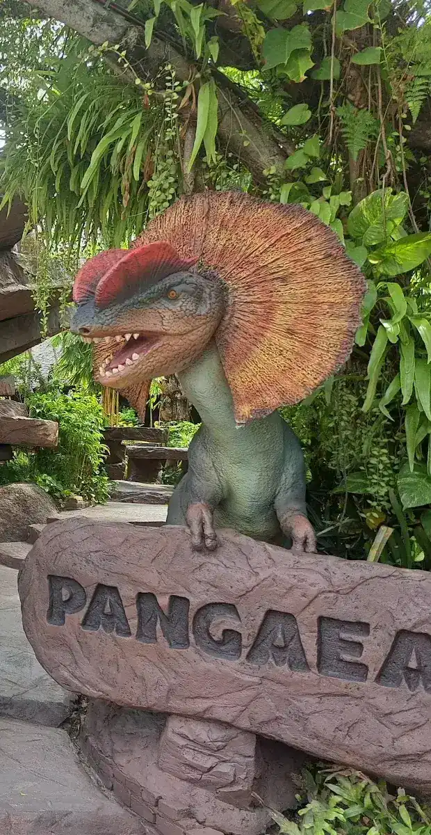 A frilled dinosaur leaning over the Pangaea rock / ไดโนเสาร์คอระบายชะโงกอยู่เหนือหินแพนเจีย
