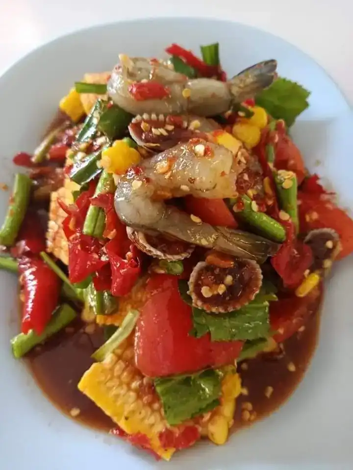 Spicy tam with prawns, cockles, sweetcorn and long beans