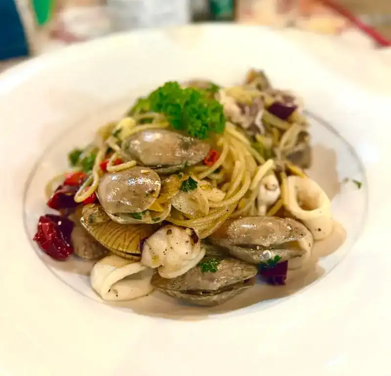Spaghetti with clams, squid and dried chilli