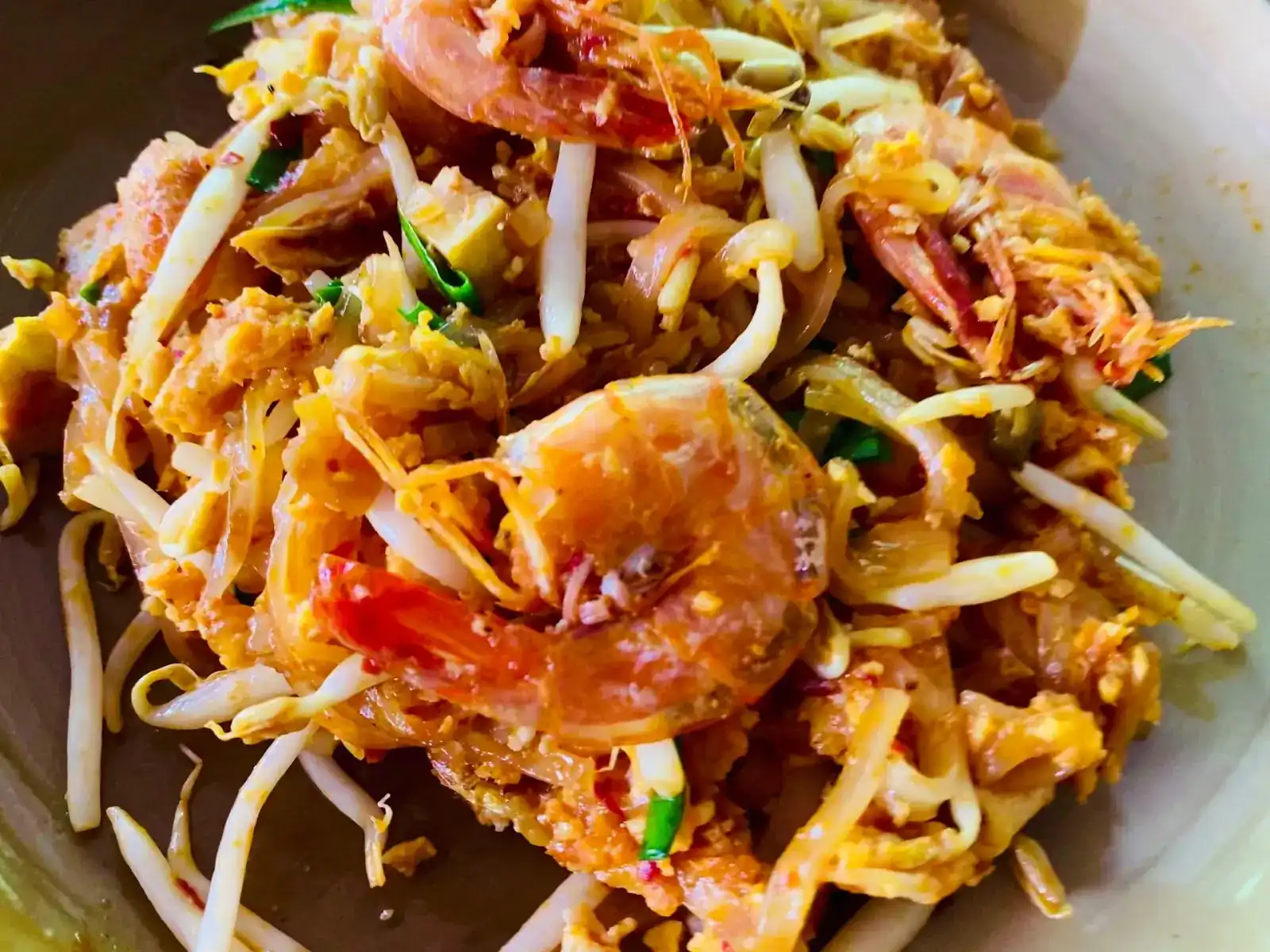 Pad thai with fresh shrimp, egg and bean sprouts