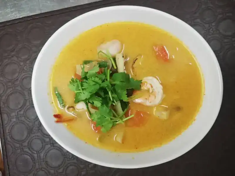 Creamy soup with prawns, tomato and coriander