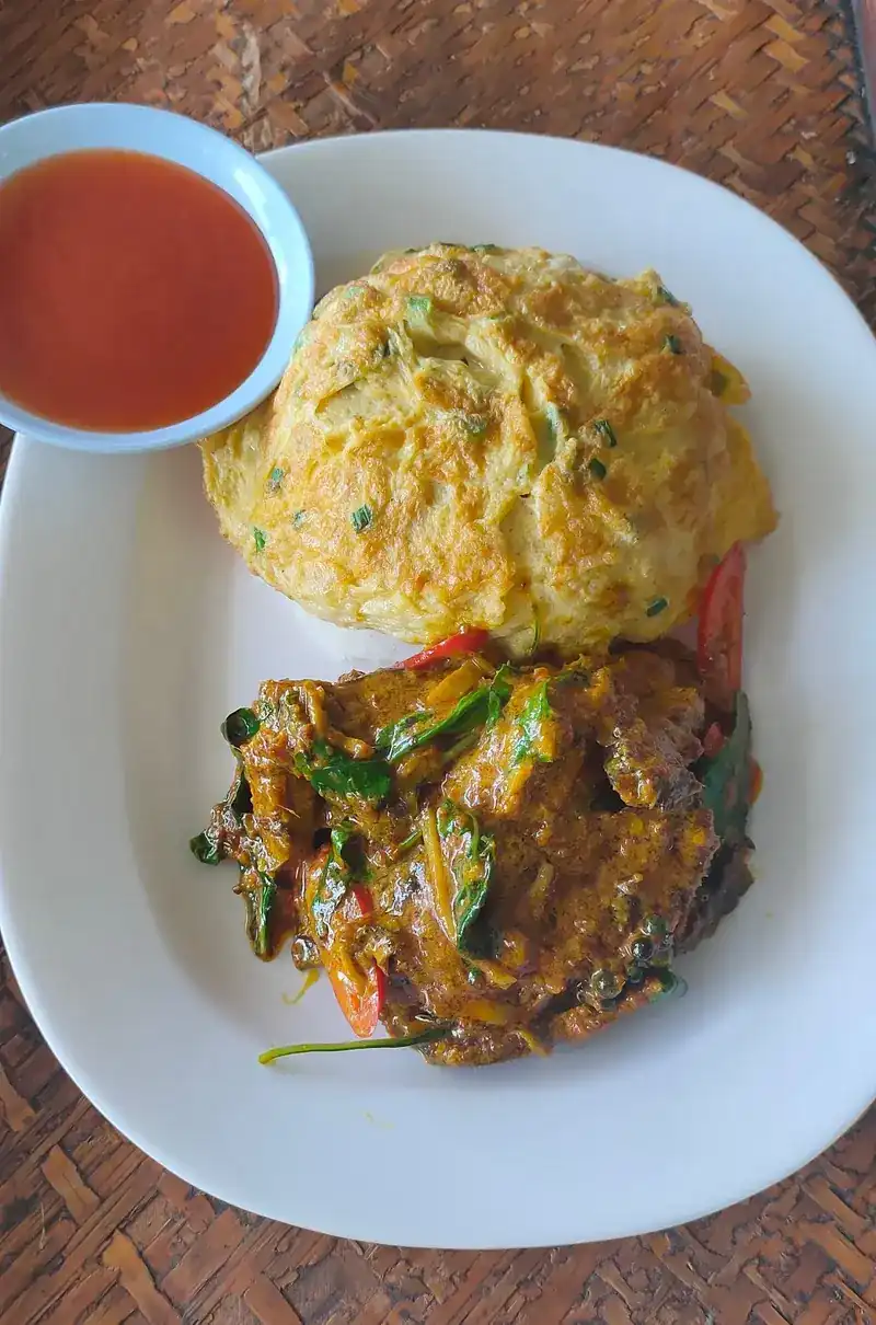 Thai omelette with a spicy stir-fry and chilli sauce