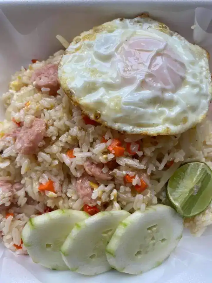Fried rice with a fried egg, lime and cucumber slices — ข้าวผัดไข่ดาว กับมะนาวและแตงกวา
