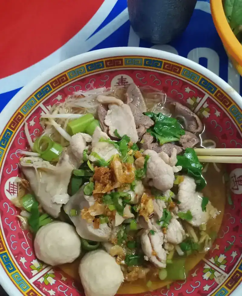 Noodle soup with mixed pork, pork balls and fried garlic / ก๋วยเตี๋ยวหมูรวม ลูกชิ้นหมู กระเทียมเจียว