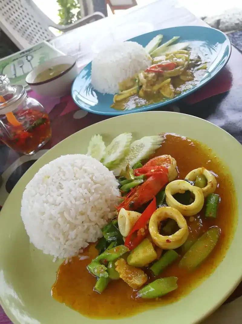 Squid stir-fried with vegetables and chilli, with rice