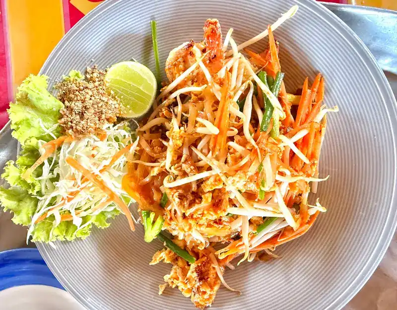 Pad thai with prawns, bean sprouts, crushed peanuts and lime