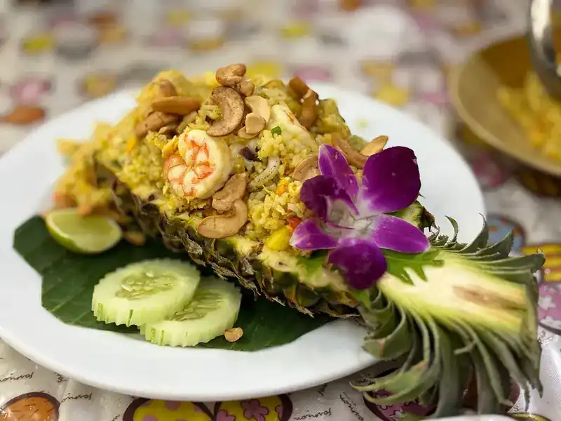 Fried rice with prawns and cashews served in half a pineapple / ข้าวผัดกุ้งใส่เม็ดมะม่วงหิมพานต์ เสิร์ฟในลูกสับปะรด