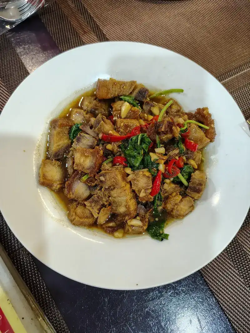 Stir-fried pork with chilli and garlic / หมูผัดพริกกระเทียม