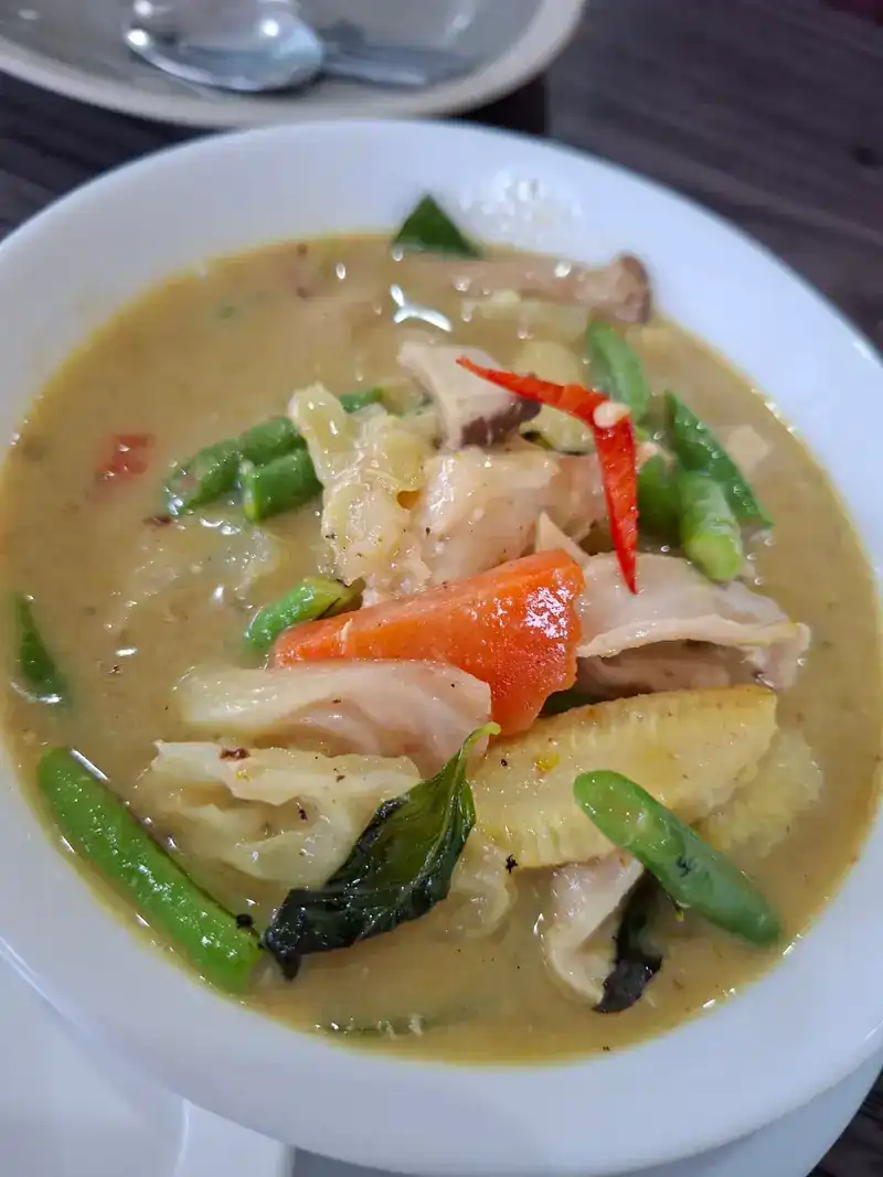 Green curry with long beans and bamboo shoots / แกงเขียวหวานใส่ถั่วฝักยาวและหน่อไม้