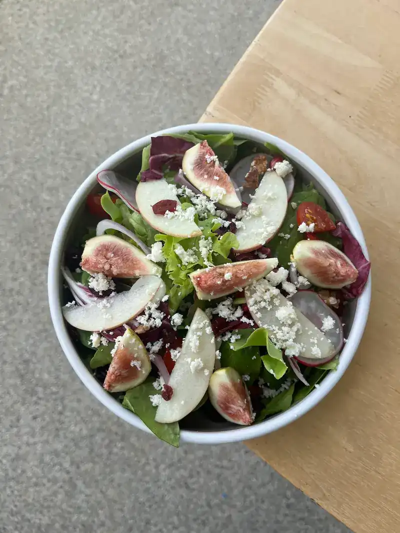 Green salad with fresh figs and crumbled cheese