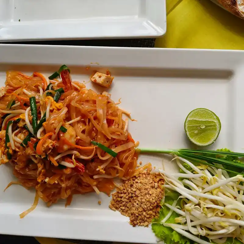 Pad thai with lime, crushed peanuts and bean sprouts