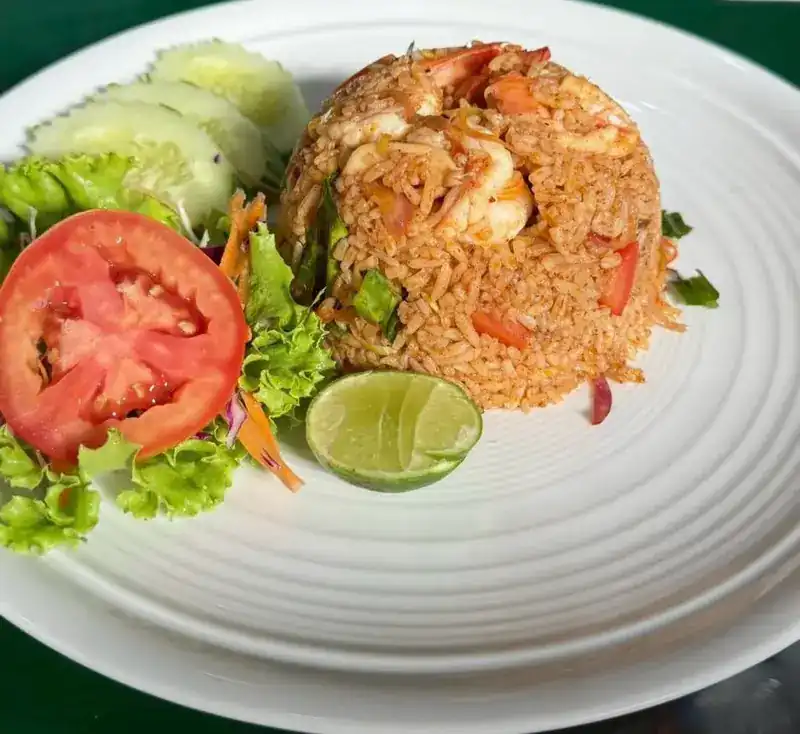 Prawn fried rice with tomato, cucumber and lime / ข้าวผัดกุ้งกับมะเขือเทศ แตงกวา และมะนาว