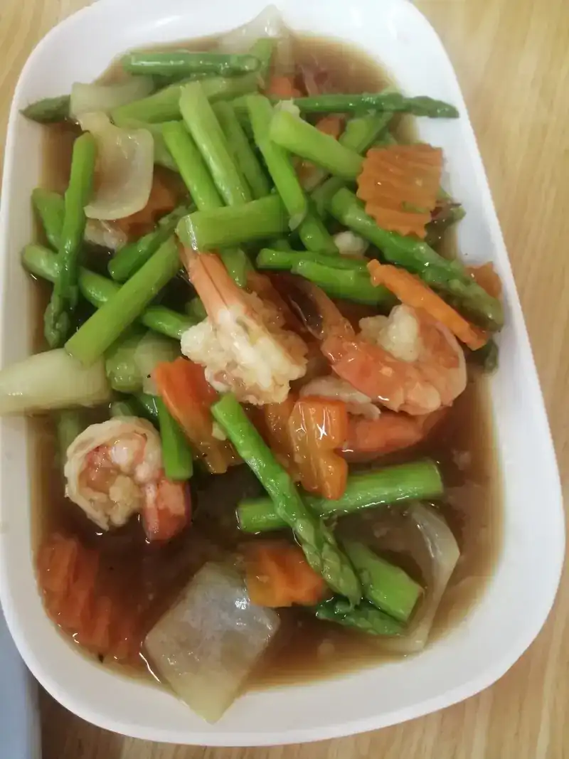 Prawns stir-fried with asparagus and carrot in a glossy sauce