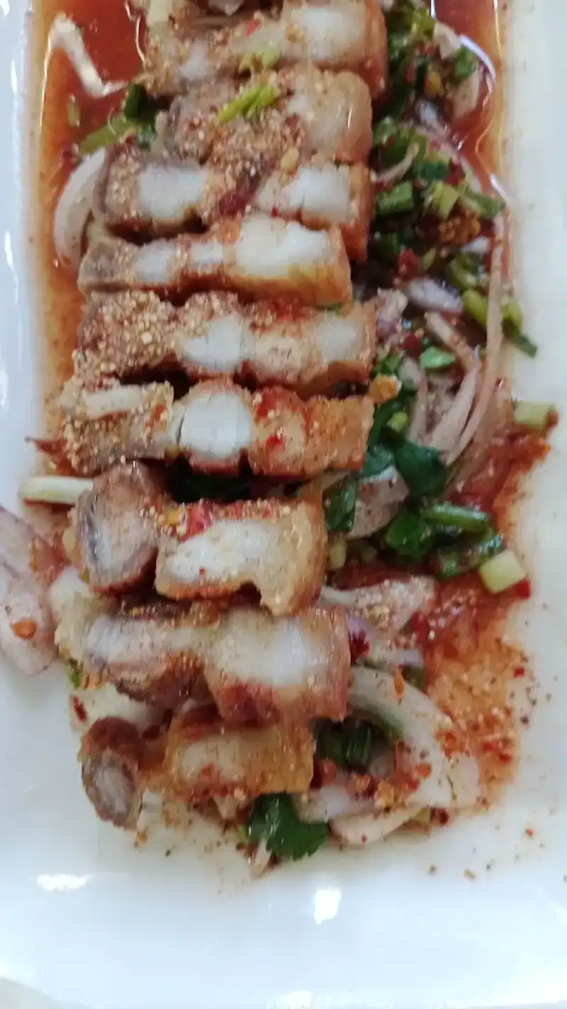 Crispy pork belly with chilli and fresh herbs