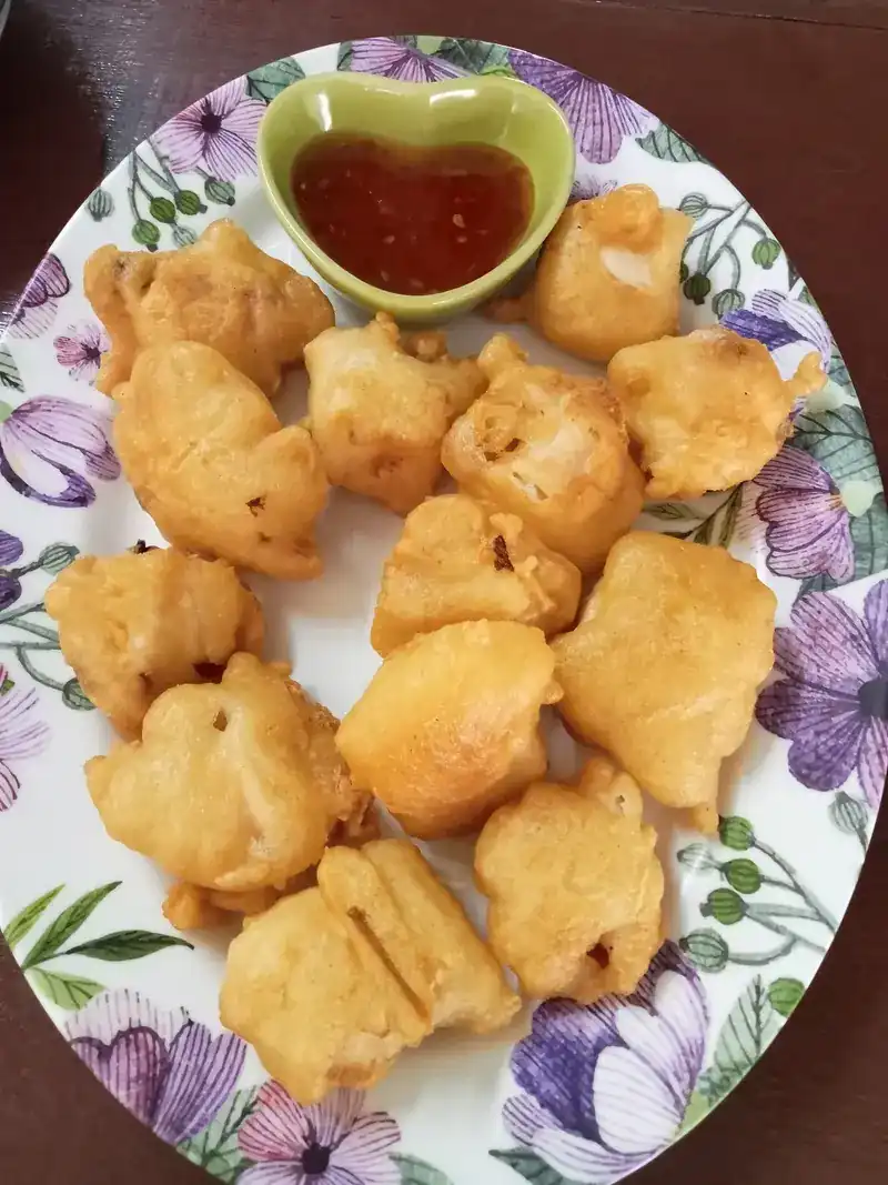 Crisp battered bites with sweet chilli sauce / ของทอดชุบแป้งกรอบ กับน้ำจิ้มไก่