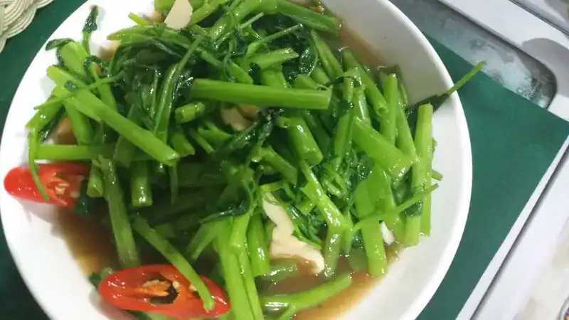 Stir-fried morning glory with red chilli