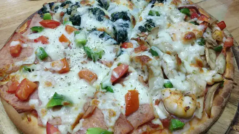 Pizza with shrimp, mushroom, tomato and spinach