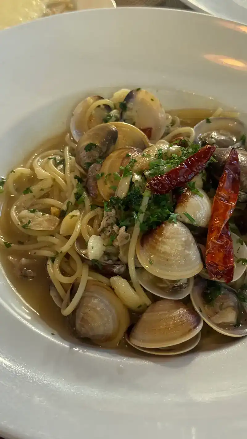 Spaghetti with clams, garlic, parsley and dried chilli