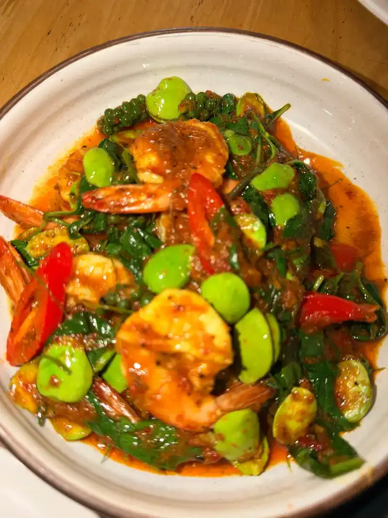 Shrimp stir-fried with sataw beans, green peppercorns and red chilli