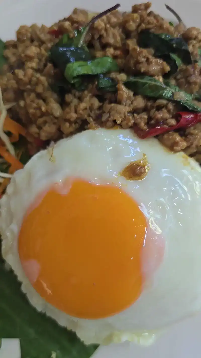 Basil stir-fry with a fried egg / ผัดกะเพราไข่ดาว