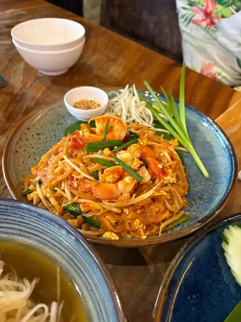 Pad thai with prawns, bean sprouts and chives / ผัดไทยกุ้ง ถั่วงอก และกุยช่าย