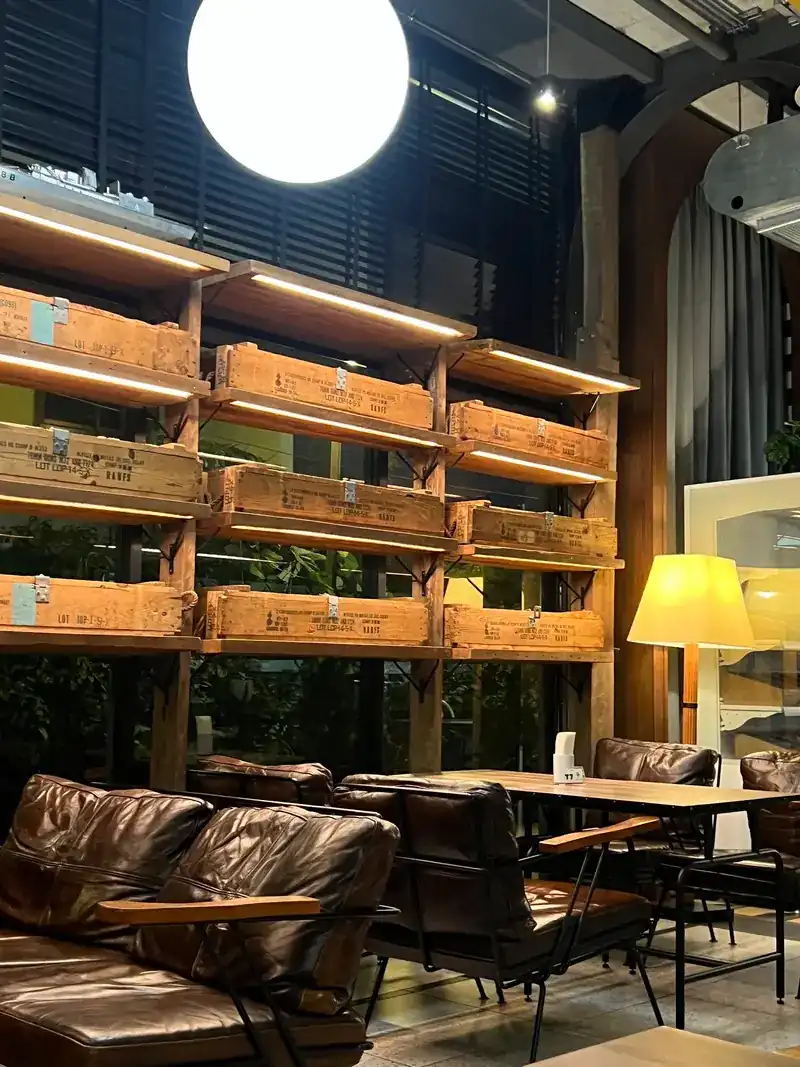 Leather sofas in front of shelves made of wooden crates
