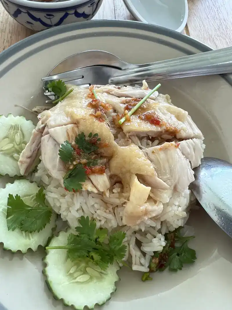 Chicken rice with cucumber, coriander and chilli sauce
