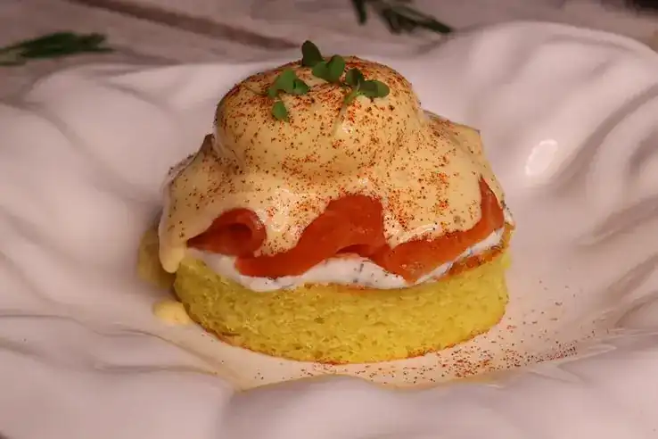 Gravlax salmon brioche toast under hollandaise