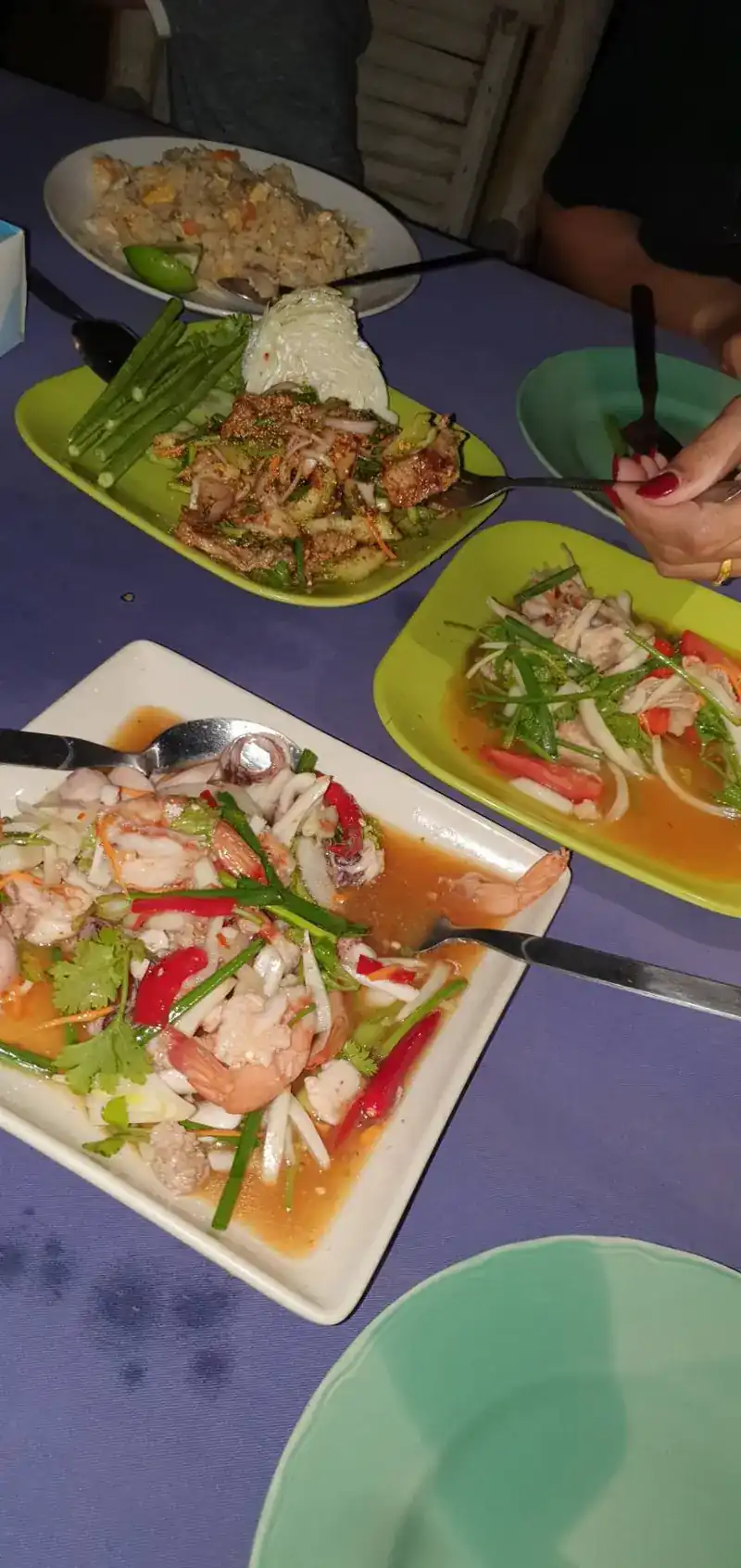 Several Thai dishes shared on one table / อาหารไทยหลายจานบนโต๊ะเดียวกัน