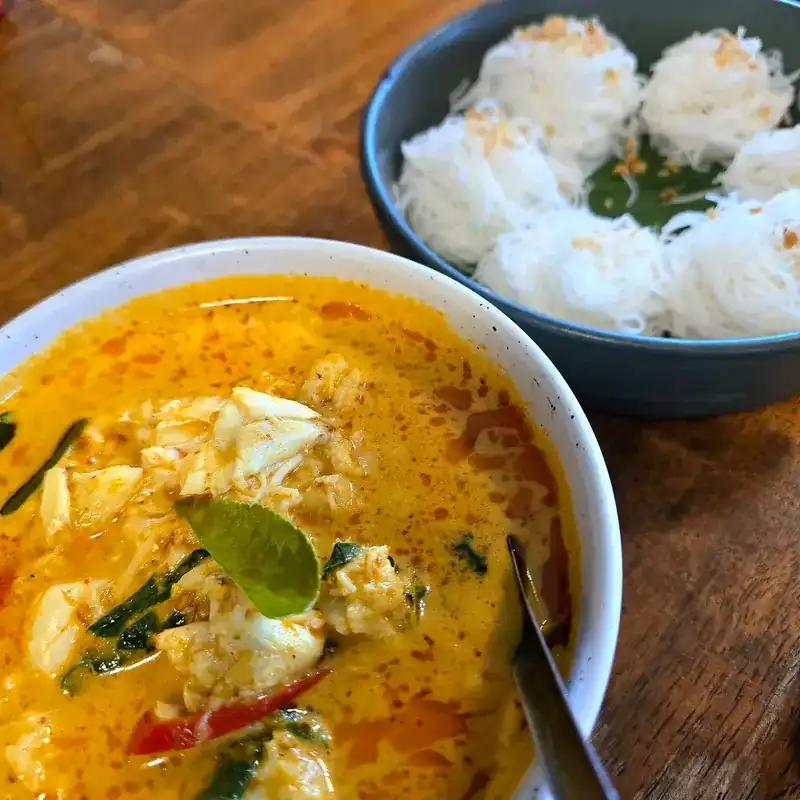 Crab curry with a bowl of rice noodles