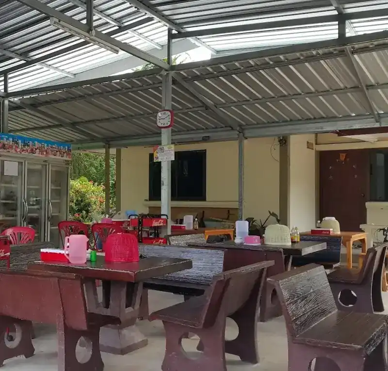 Tables and red chairs under the shop's tin roof / โต๊ะและเก้าอี้สีแดงใต้หลังคาสังกะสีของร้าน