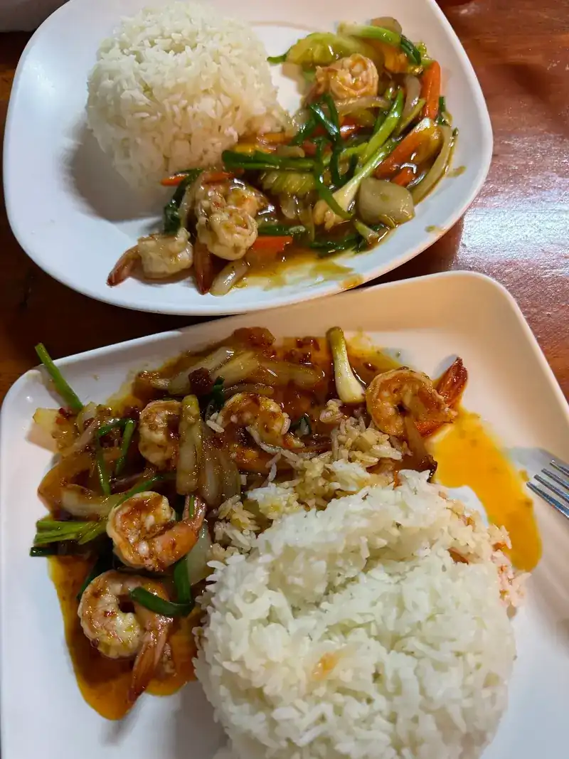 Prawns stir-fried with spring onion and vegetables, with rice