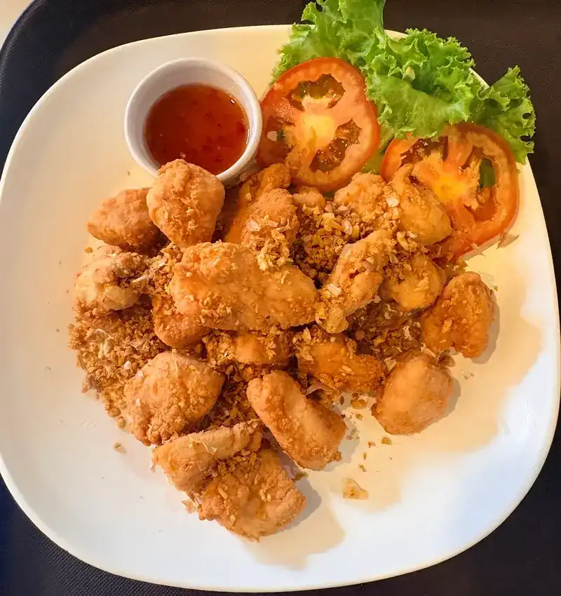 Golden fried bites topped with crispy garlic, with sweet chilli sauce and tomato