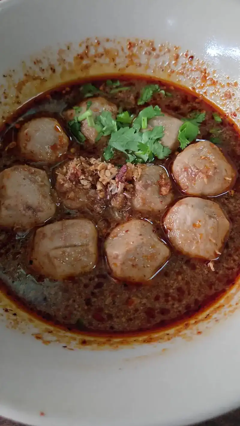 Meatballs in a chilli-red broth with coriander