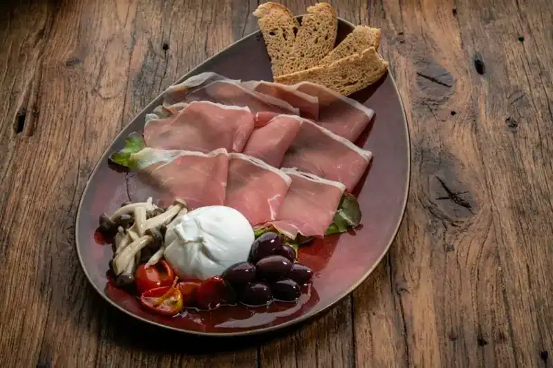 San Daniele ham with burrata, olives and bread