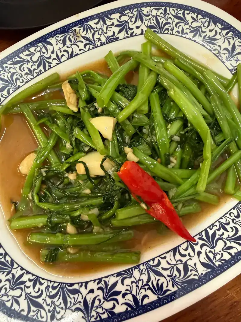 Stir-fried morning glory with garlic and a red chilli