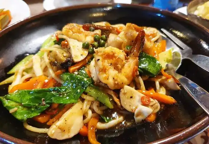 Seafood spaghetti with prawns, green peppercorns and chilli