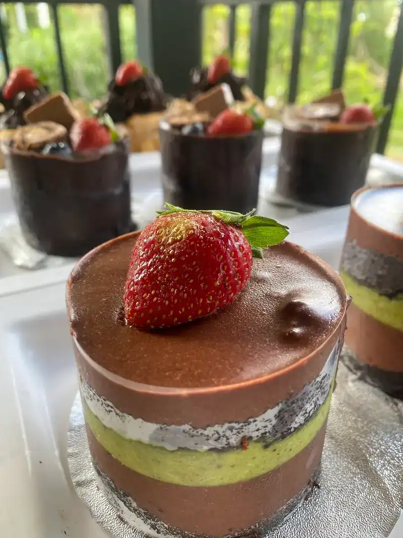 Layered chocolate cakes topped with strawberries / เค้กช็อกโกแลตแต่งหน้าด้วยสตรอว์เบอร์รี