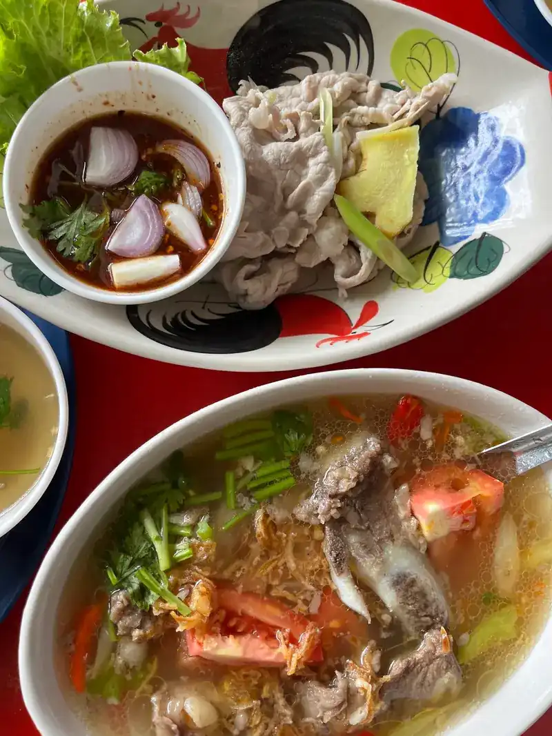 Sliced meat with a dipping sauce, and a soup with tomato — เนื้อสไลซ์กับน้ำจิ้ม และซุปใส่มะเขือเทศ