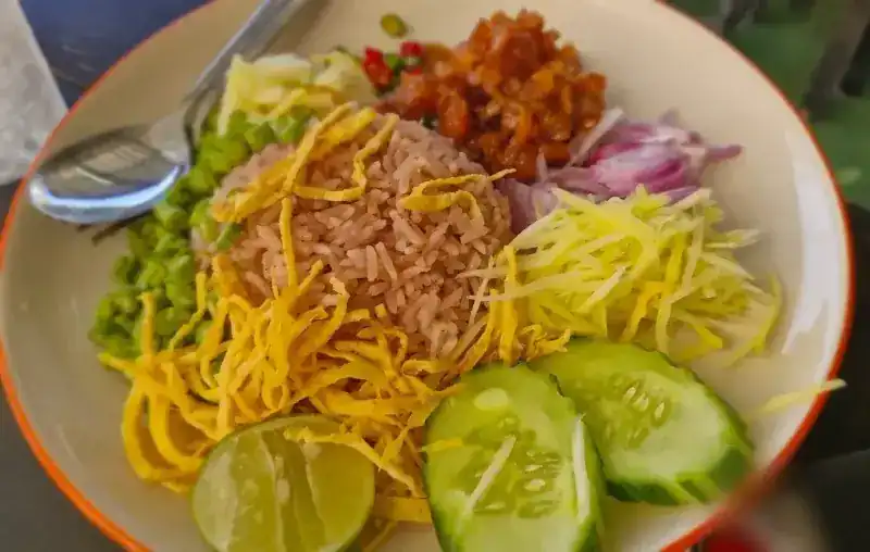 Rice with shredded egg, shallots, cucumber and lime