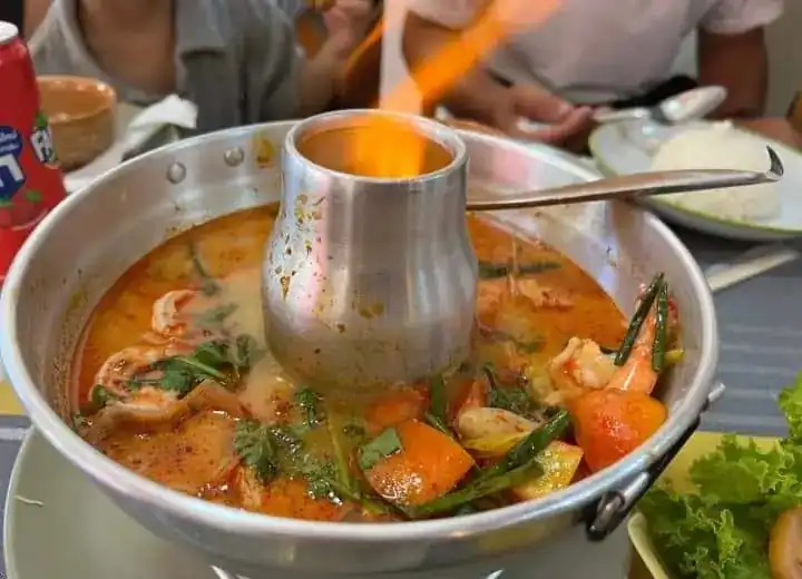 Tom yum with prawns in a fire pot / ต้มยำกุ้งในหม้อไฟ