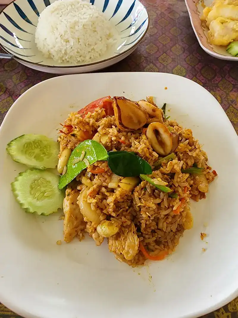 Seafood fried rice with cucumber, and a bowl of steamed rice / ข้าวผัดทะเลกับแตงกวา และข้าวสวยหนึ่งถ้วย