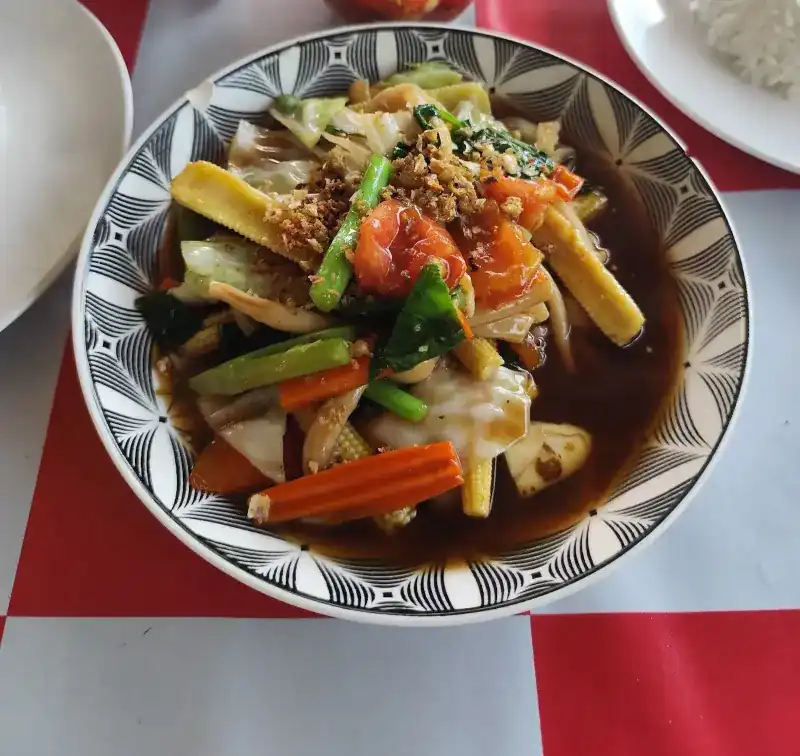 Stir-fried mixed vegetables with baby corn, carrot and tomato in gravy