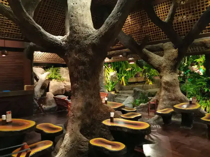 Sculpted tree trunks rising through the dining room / ลำต้นไม้ปั้นตั้งตระหง่านกลางห้องอาหาร