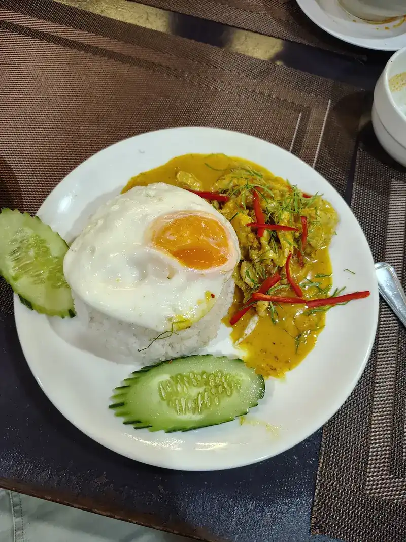 Rice with a fried egg and a yellow curry with red chilli / ข้าวสวยไข่ดาวกับแกงสีเหลืองโรยพริกแดง