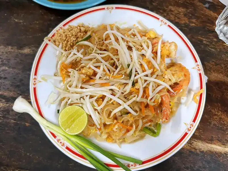 Pad thai with shrimp, bean sprouts, crushed peanuts, lime and spring onion