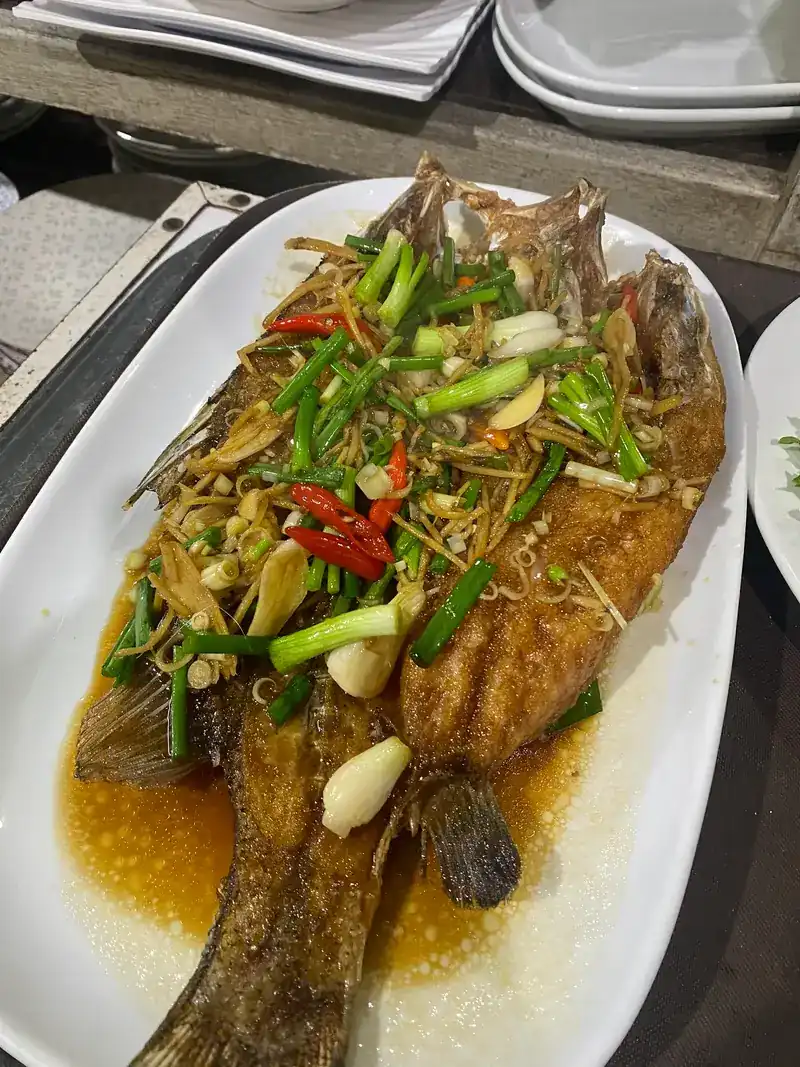Fried whole fish topped with spring onion and chilli / ปลาทอดทั้งตัว โรยต้นหอมและพริก