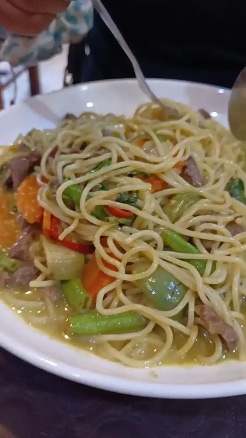 Spaghetti in green curry with vegetables